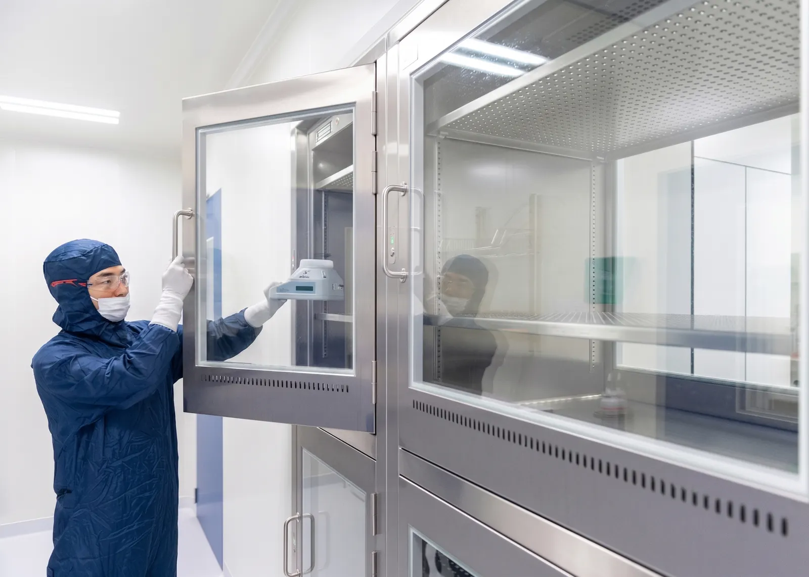 Cleanroom fume hood performance testing